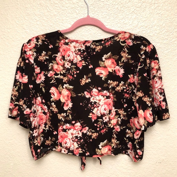 NWT Polly &Ester Black Floral Tie Front Cr⦠- Picture 4 of 4